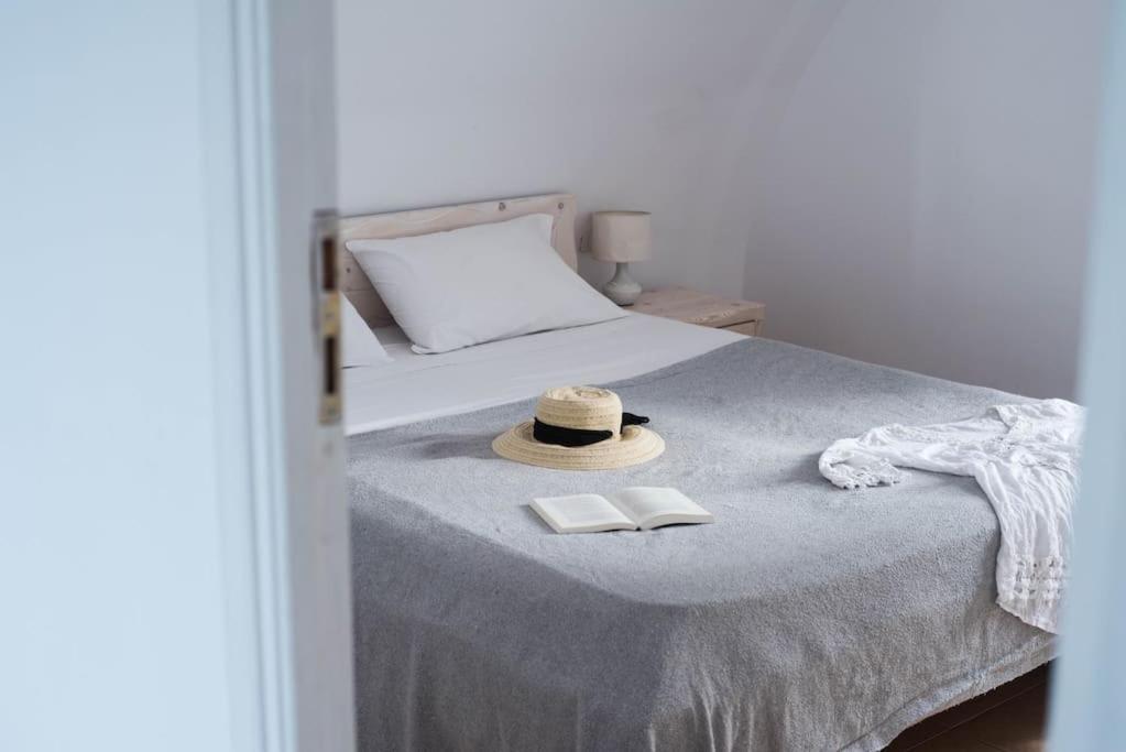 White Wave Villa, 3Min Walk From Beach คามารี ภายนอก รูปภาพ