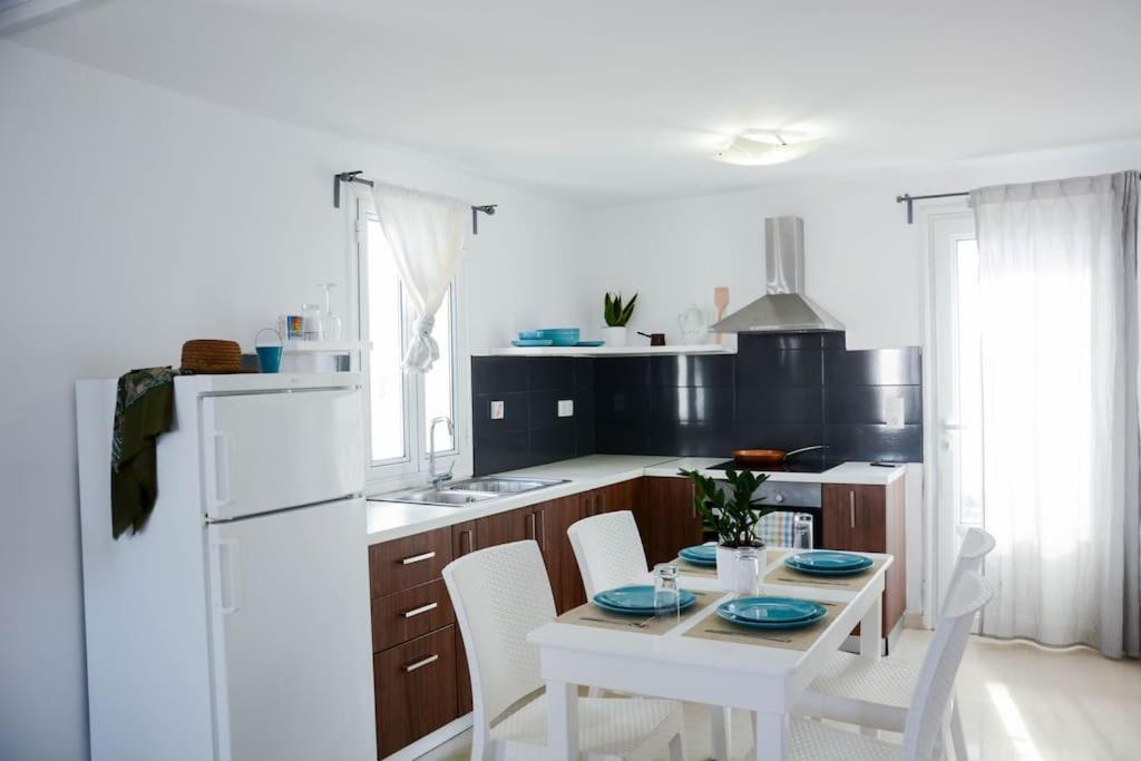White Wave Villa, 3Min Walk From Beach คามารี ภายนอก รูปภาพ
