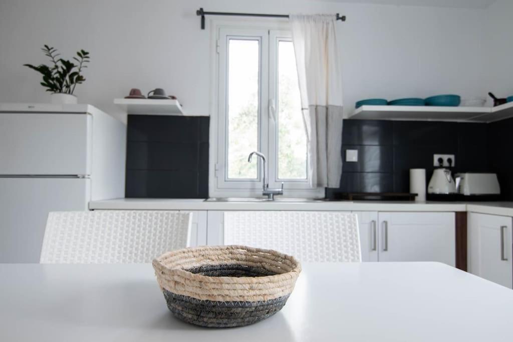White Wave Villa, 3Min Walk From Beach คามารี ภายนอก รูปภาพ