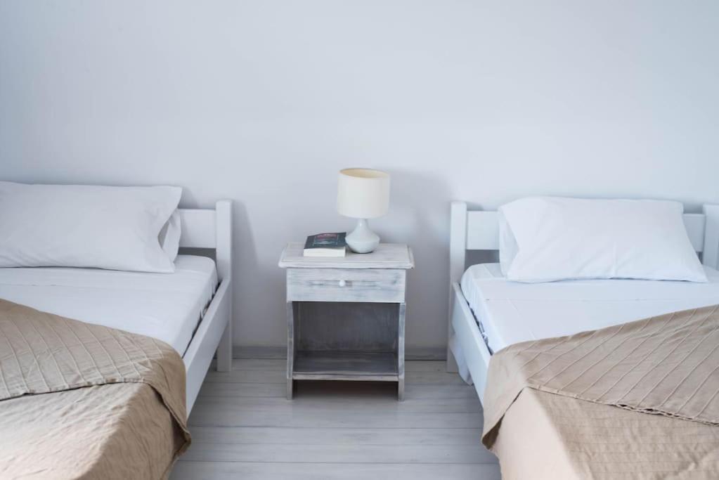 White Wave Villa, 3Min Walk From Beach คามารี ภายนอก รูปภาพ
